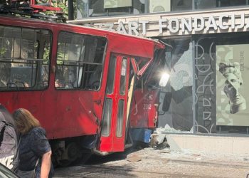 Beograd: Tramvaj iskočio iz šina i udario u zgradu, ima povrijeđenih