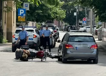Sudar motora i “mercedesa” u centru Banjaluke, policija na terenu