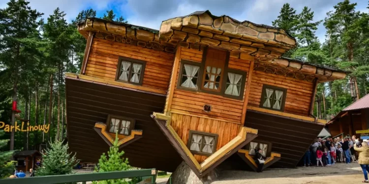 Neobična kuća u Poljskoj atrakcija za turiste: Plafon je pod, namještaj visi iznad glave