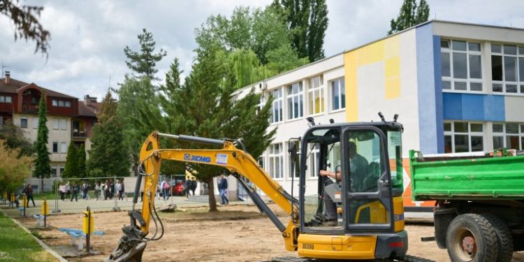 Gradski menadžer: U potpunosti rekonstruišemo dvorište Osnovne škole “Zmaj Jova Jovanović” (FOTO)