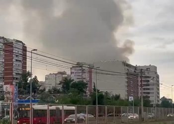 Požar izbio jutros u tržnom centru u Beogradu