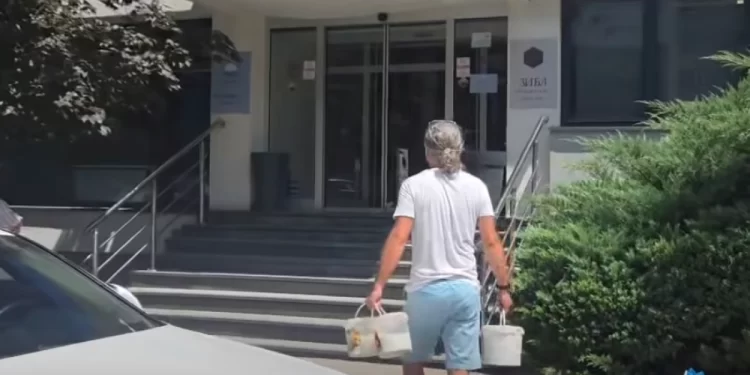 Farmer prosuo mlijeko ispred banjalučkog Vodovoda