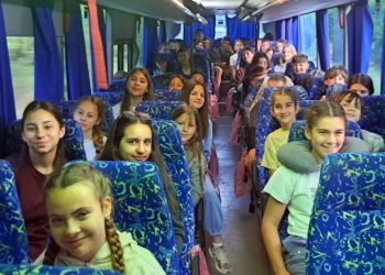Sa KiM jutros krenulo oko 750 djece i prosvjetnih radnika za Srpsku