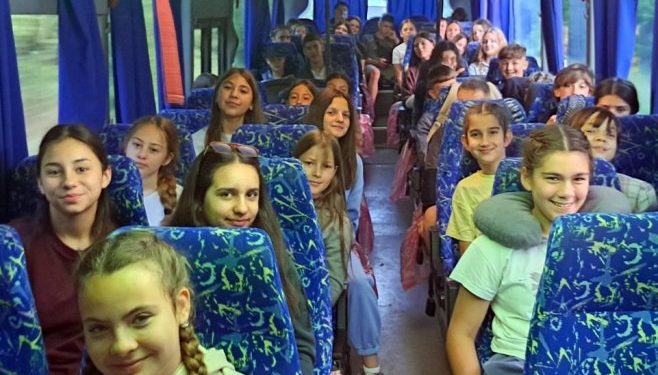 Sa KiM jutros krenulo oko 750 djece i prosvjetnih radnika za Srpsku