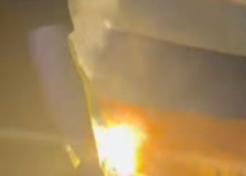 Skinuli i zapalili zastavu Republike Srpske uz povike “Alahu ekber” (VIDEO)