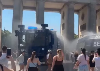 Policija u Berlinu vodenim topovima rashlađuje građane (VIDEO)