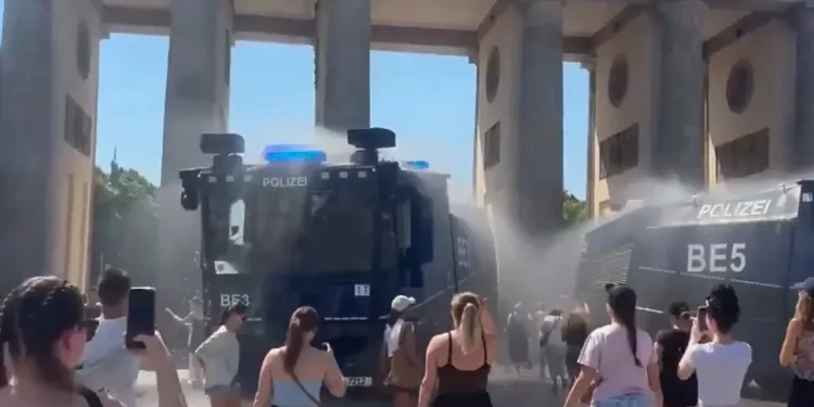 Policija u Berlinu vodenim topovima rashlađuje građane (VIDEO)