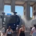 Policija u Berlinu vodenim topovima rashlađuje građane (VIDEO)