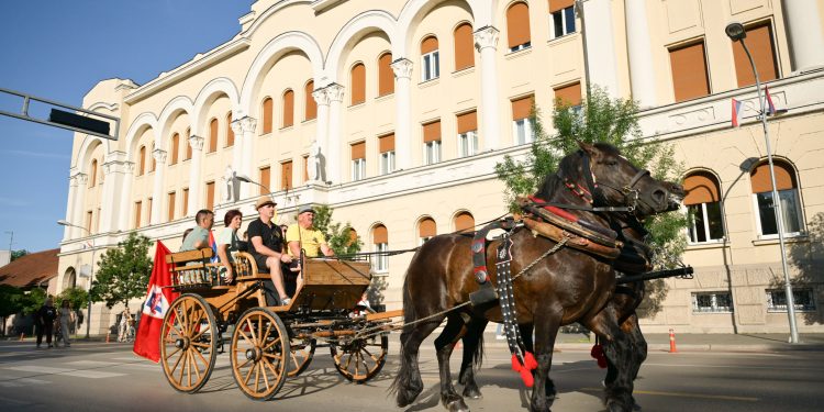 U duhu tradicije i običaja: Održana još jedna kočijada na “Duhovski utorak”