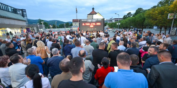 Postavljen brojčanik zaduženja Republike Srpske u centru Banjaluke (FOTO)