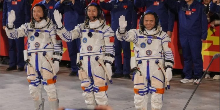 Tri kineska astronauta se vratila na Zemlju poslije gotovo sedam mjeseci u svemiru