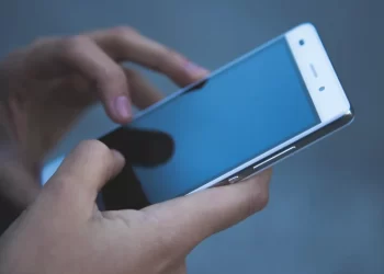 Mnogi restartuju telefon tek kada “zabaguje”: Stručnjaci kažu da je to greška