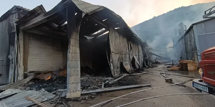 Lokalizovan požar na poslovnom objektu u Ribniku, 9 lica zatražilo ljekarsku pomoć