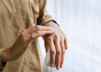 Dermatolozi izdvojili sedam večernjih navika koje ubrzano stare kožu