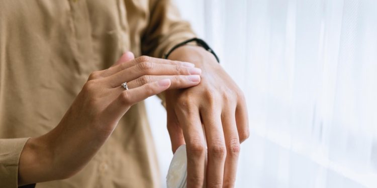 Dermatolozi izdvojili sedam večernjih navika koje ubrzano stare kožu