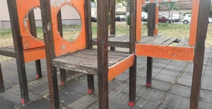 Potpuno uništeno dječije igralište u Ulici Starine Novaka
