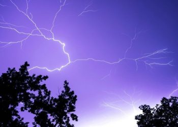 Hrvatska: Ženu udario grom dok je nosila suncobran