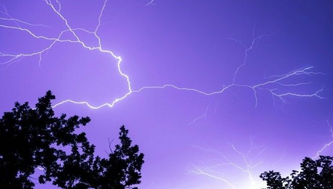 Hrvatska: Ženu udario grom dok je nosila suncobran