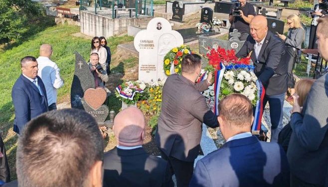 Položeni vijenci na grob dječaka Slobodana Stojanovića – 34 godine od zločina bez presedana