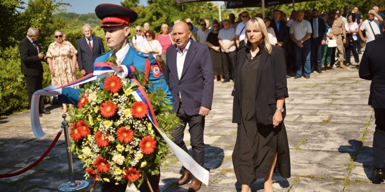 Obilježen Dan ustanka protiv fašizma, gradski menadžer položila vijenac na spomenik palim Krajišnicima na Banj brdu