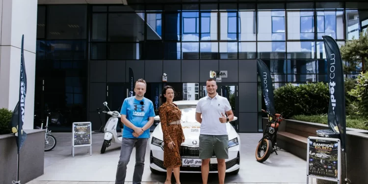 EVLBET šampioni počeli sa preuzimanjem nagrada: Uručeni Škoda Octavia i Vespa (VIDEO)
