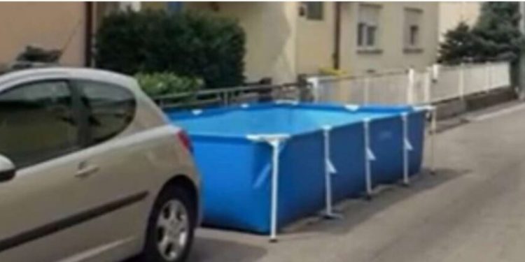 Žena u Zagrebu postavila bazen nasred ulice: Nemam mjesta u dvorištu