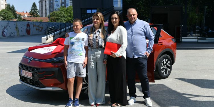 Ključevi Volkswagen T-Roca uručeni dobitnici m:tel nagradne igre “Nikad lakše do auta”