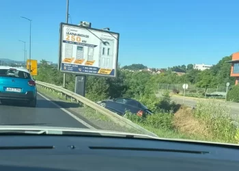 Nezgoda na brzoj cesti Banjaluka – Laktaši, auto u kanalu