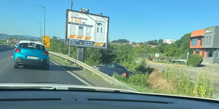 Nezgoda na brzoj cesti Banjaluka – Laktaši, auto u kanalu