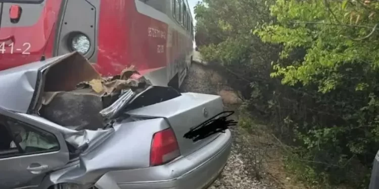 Voz udario automobil na pružnom prelazu u Odžacima, poginuli majka i trogodišnji sin