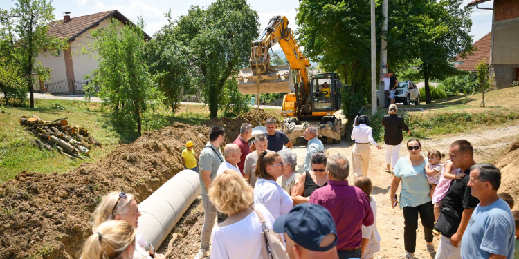 U toku asfaltiranje Ulice Nedeljka i Boška Babića u naselju Česma