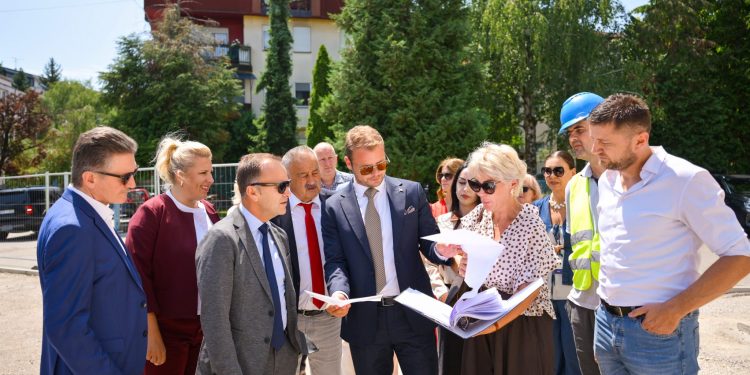 Gradonačelnik obišao radove: Modernije i ljepše dvorište za učenike OŠ “Zmaj Jova Jovanović”