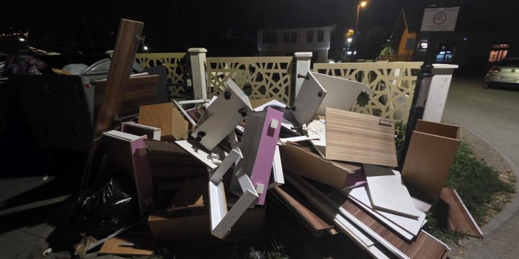 Kabasti otpad odložen u blizini banjalučke plaže, počinilac snimljen nadzornom kamerom