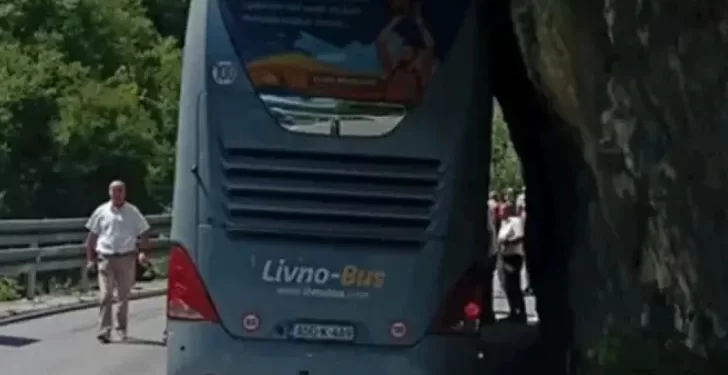 Autobus se zaglavio u kanjonu Tijesno