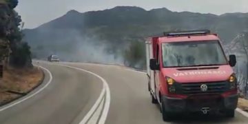 Vatrogasci sprečavaju širenje vatre na Plješevici, u pomoć stiže i helikopter