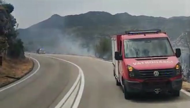 Vatrogasci sprečavaju širenje vatre na Plješevici, u pomoć stiže i helikopter