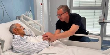 Vučić u bolnici posjetio pretučenog Nenada Raškovića