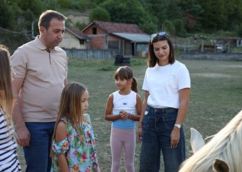Selak sa kćerkama posjetio Udruženje „Humanost spaja“: Ljubav prema životinjama uči se od malih nogu