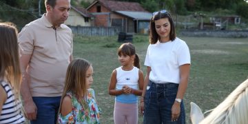 Selak sa kćerkama posjetio Udruženje „Humanost spaja“: Ljubav prema životinjama uči se od malih nogu