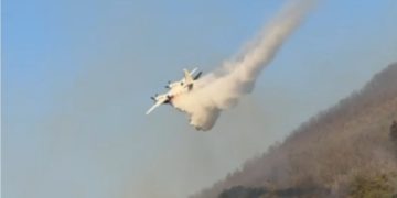 Požar u Herceg Novom: Jutros nešto bolja situacija, kuće odbranjene, stigao avion MUP-a