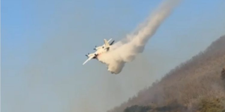 Požar u Herceg Novom: Jutros nešto bolja situacija, kuće odbranjene, stigao avion MUP-a