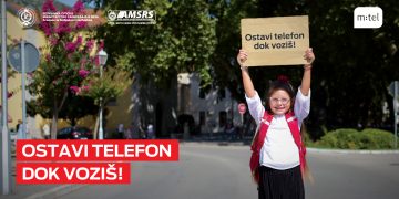Ne gledaj ekran, gledaj put! Ostavi telefon dok voziš!