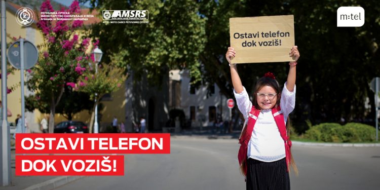 Ne gledaj ekran, gledaj put! Ostavi telefon dok voziš!