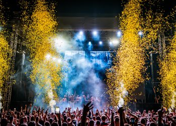 Zašto hiljade ljudi istovremeno osjećaju isto? Nauka iza festivalske energije