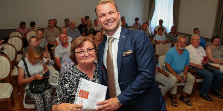 Gradonačelnik uručio nova rješenja: Banja Luka stigla do gotovo 10.000 besplatno legalizovanih objekata