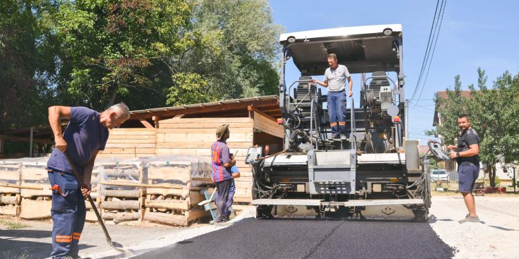 Gradonačelnik obišao radove na asfaltiranju Male ulice u Šargovcu i najavio brojne projekte