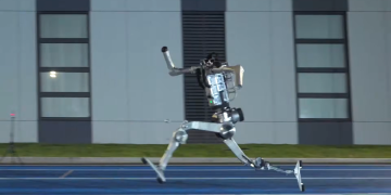 Robot trčao brže od Јuseina Bolta (VIDEO)