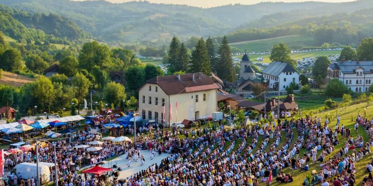 Večeras u amfiteatru kod manastira Gomionica predstava “Jazavac pred sudom”
