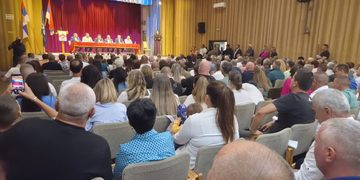 Nesvakidašnja tribina US u Bileći: Prepuna sala uživala uz guslara, Stevandić obećao ispraviti najveći grijeh Srpske prema Hercegovini