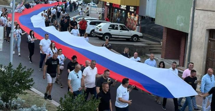 Pobjednička zastava Ujedinjene Srpske. Najveća koja je ikad razvijena u Srebrenici